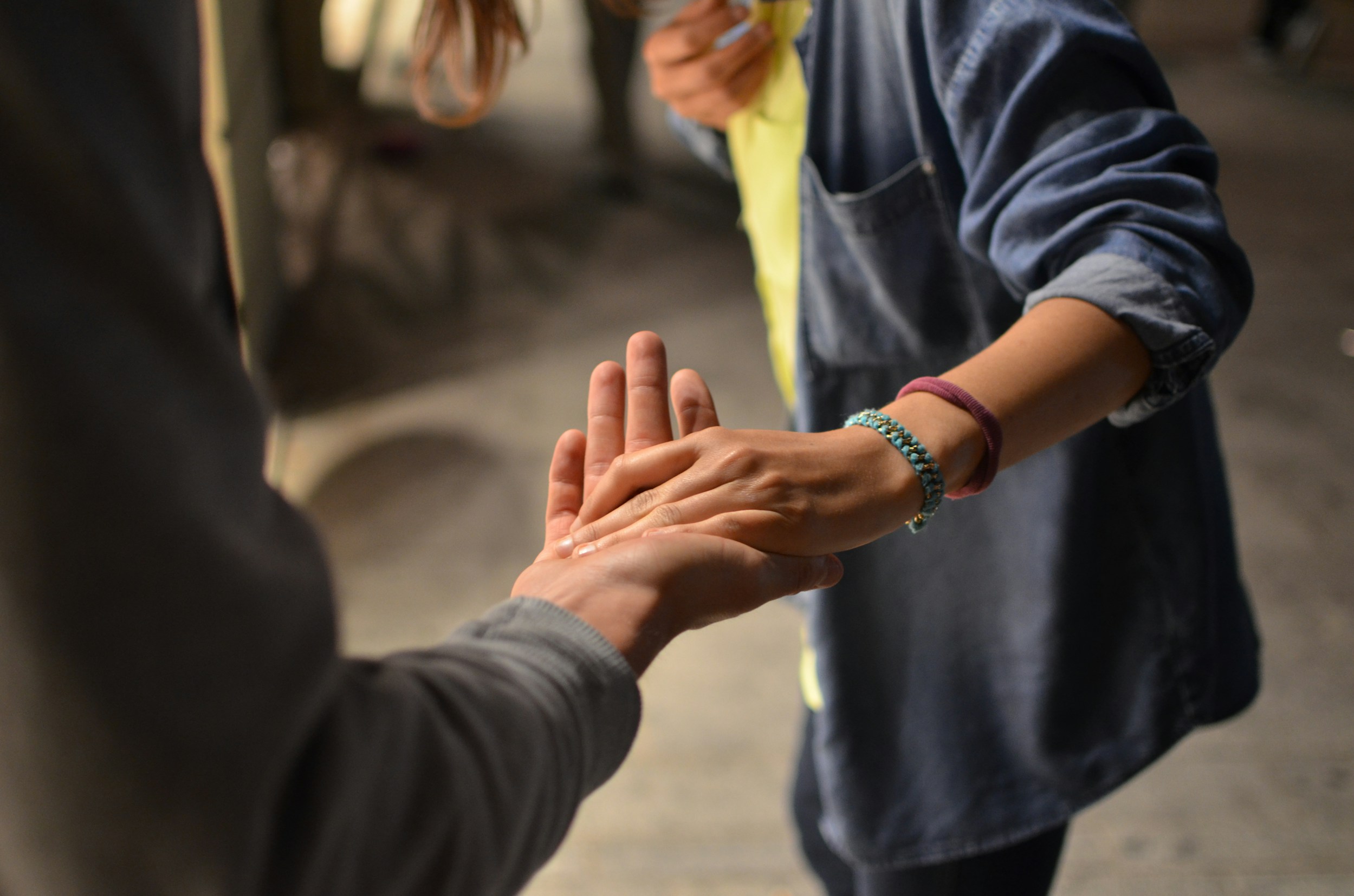 Mains qui se rejoignent en signe de soutien